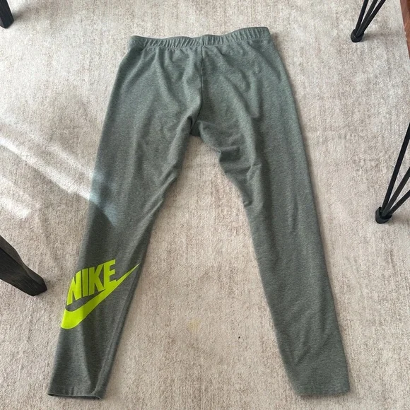 Nike Women's Green Leggings - Picture 2 of 6